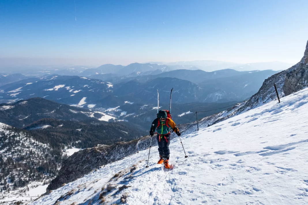 Die letzten Meter zum Karl-Ludwig-Haus geht es mit den Ski am Rücken