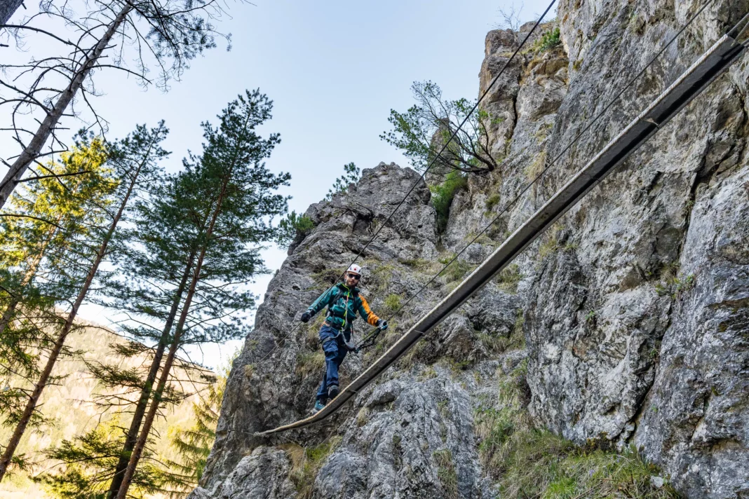 Hängebrücke im Übungsklettersteig, der ideal mit dem Familienklettersteig kombiniert werden kann