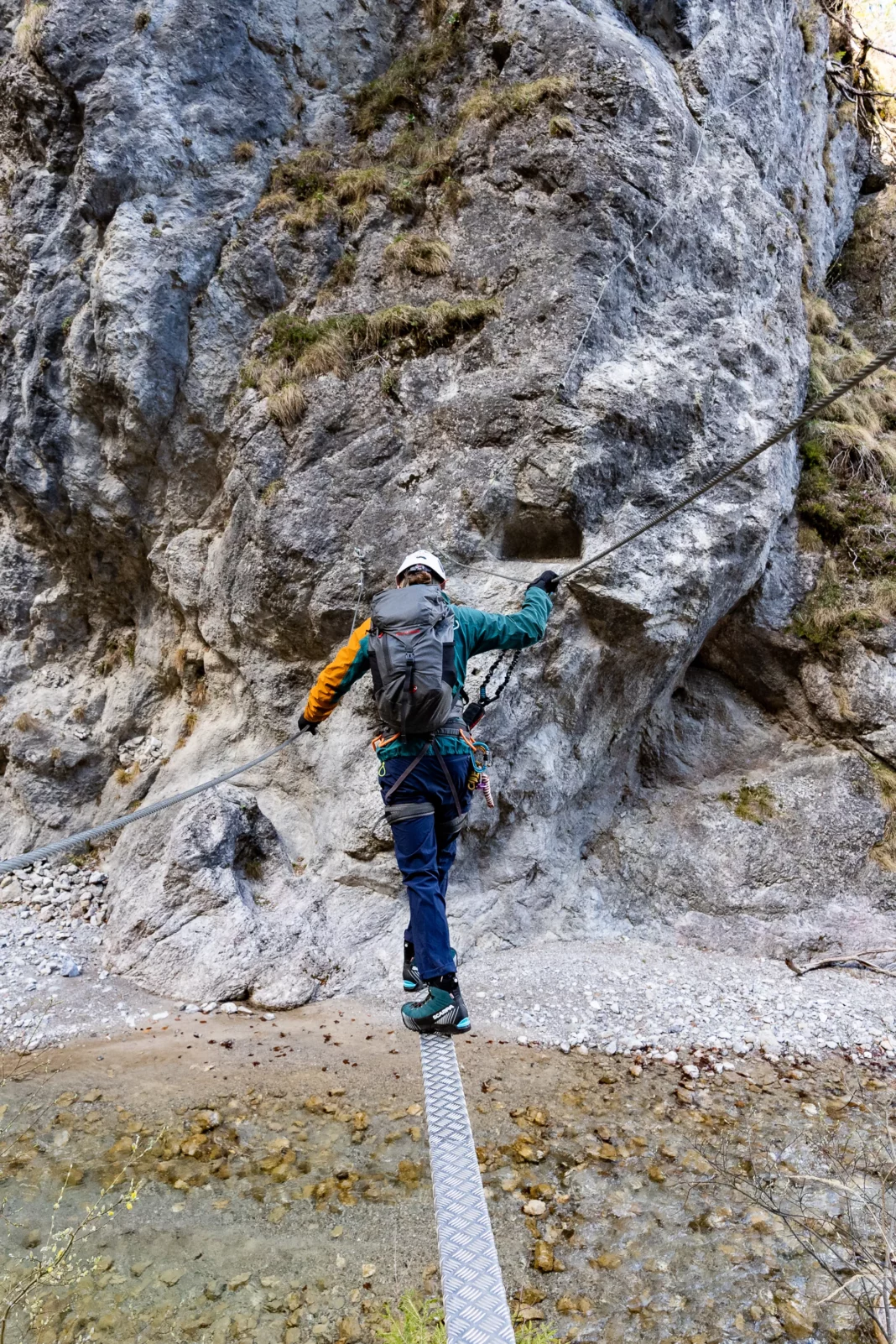 Hängebrücke zum Einstieg (E) des Dopamin Klettersteigs