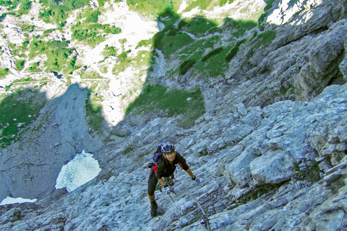 Kletterer im Laserz Klettersteig in den Lienzer Dolomiten