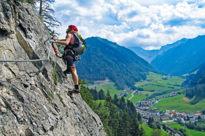 Klettersteiggeherin im Peter Kofler Klettersteig in Tirol