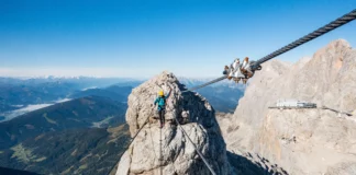 Kletterer am Westgrat Klettersteig am Dachstein
