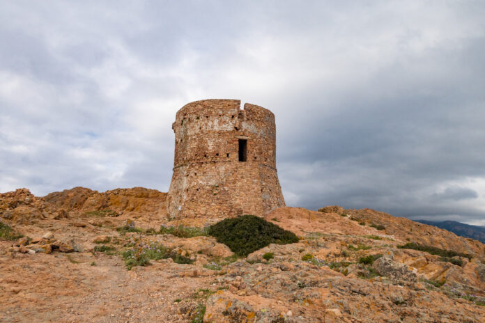 Der Genueserturm am höchsten Punkt des Capo Rosso