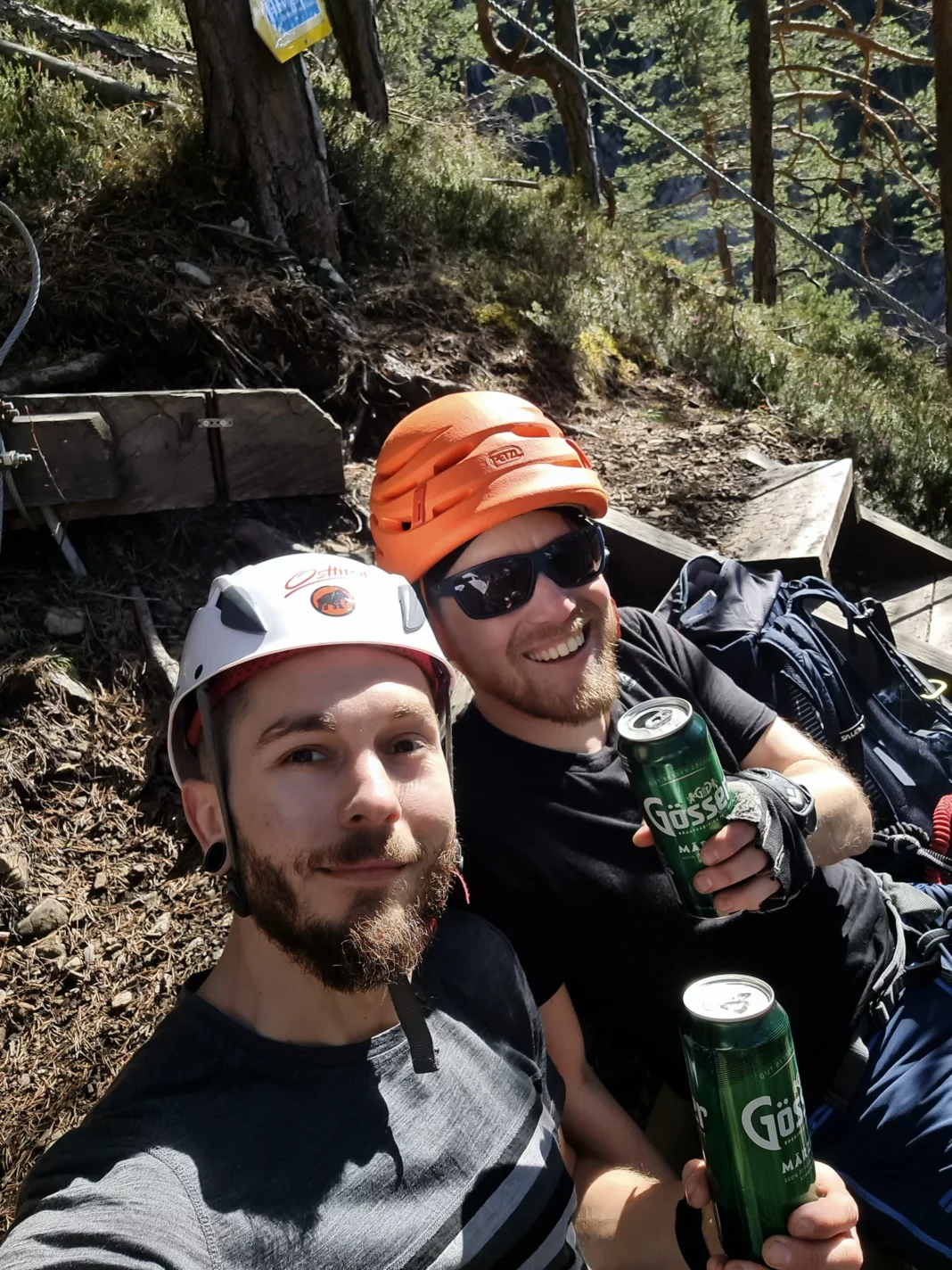 Paze (links) und ich (rechts) bei einem wohlverdienten Kaltgetränk beim Ausstiegsbankerl