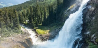 Der Untere Achenfall der Krimmler Wasserfälle mit Kürsingerplatz