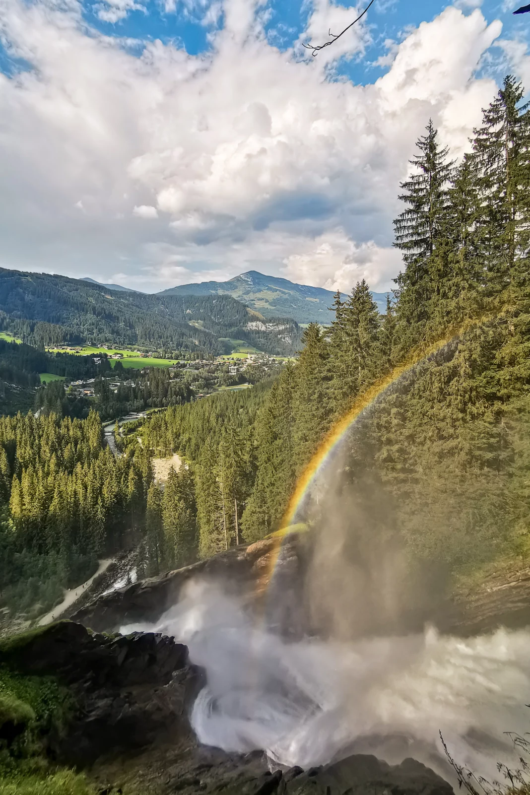 Der Sprühnebel der Krimmler Wasserfälle sorgt immer wieder für schöne Regenbögen