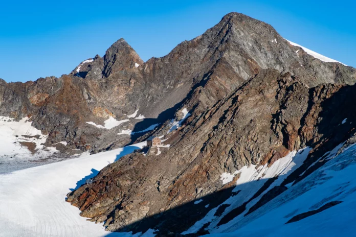 Unser Weiterweg: Über den mächtigen Gipfelgrat auf den Wilden Pfaff (rechts); rückseitiger Abstieg und weiter auf der Zuckerhütl (links); davor die Müllerhütte