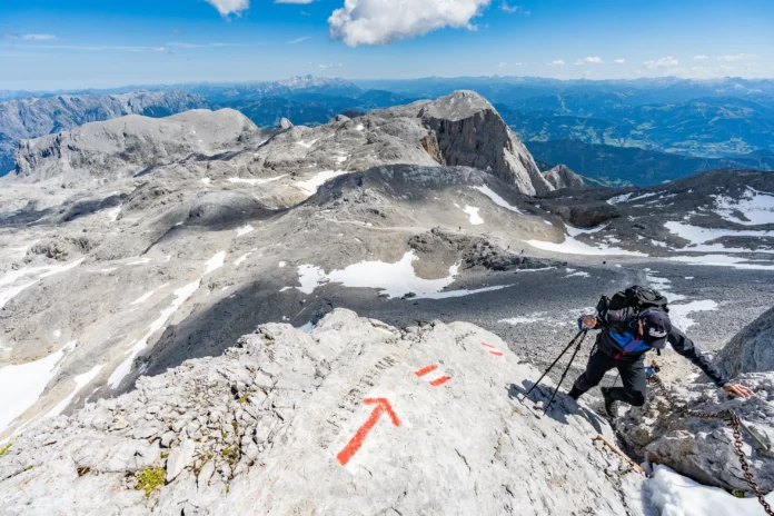 Bergsteiger mit Plateau des Hochkönigs