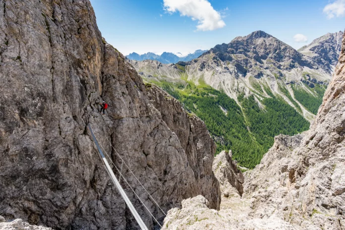 Klettersteiggeher kurz vor der Seilbrücke im Madonnen Klettersteig in den Lienzer Dolomiten