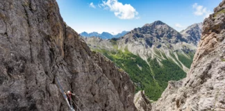 Kletterer auf der Seilbrücke im Madonnen Klettersteig