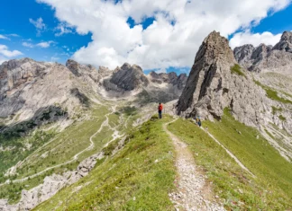 Wanderer am Kerschbaumertörl in den Lienzer Dolomiten