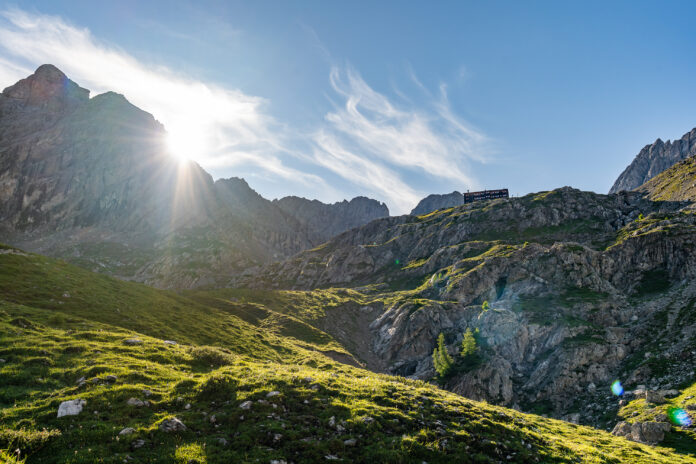 Die Karlsbader Hütte im Morgenlicht