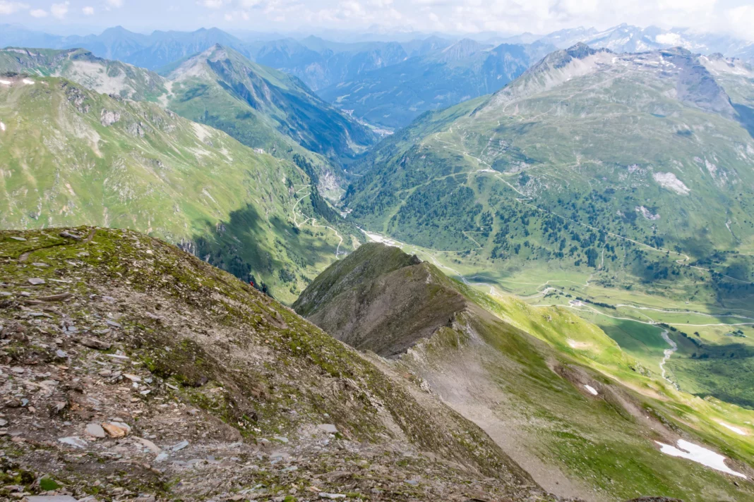 Blick hinunter auf den Ostgrat; sieht gar nicht so steil und ausgesetzt aus, wie es tatsächlich ist