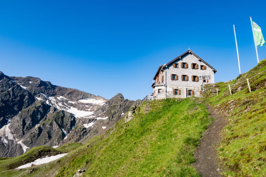 Das Niedersachsenhaus; im Hintergrund baut sich der Grat auf