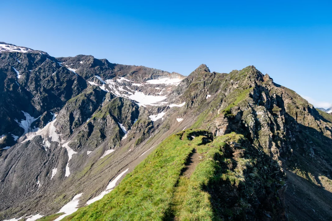 Unterwegs am Pröllweg, der immer entlang des Grats verläuft