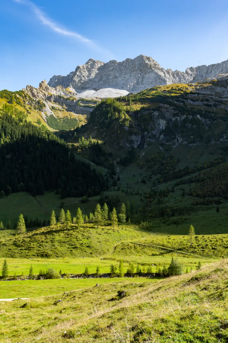 Der Talschluss wird von den mächtigen 2.000ern des Karwendels umrahmt