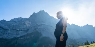 Schwangere Frau beim Wandern