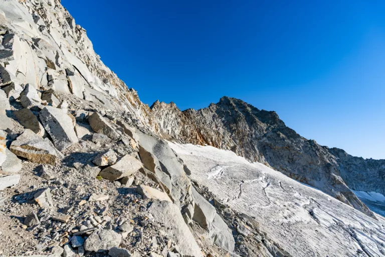 Ohne Gletscherkontakt erreicht man den neuen Einstieg des Klettersteigs