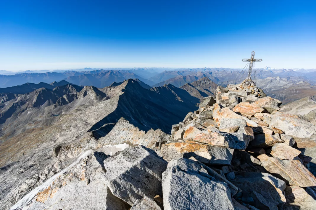 Das Gipfelkreuz der Hochalmspitze; gleich rechts daneben: der Großglockner