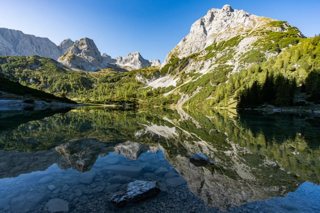 Die Sonnenspitze spiegelt sich im Seebensee