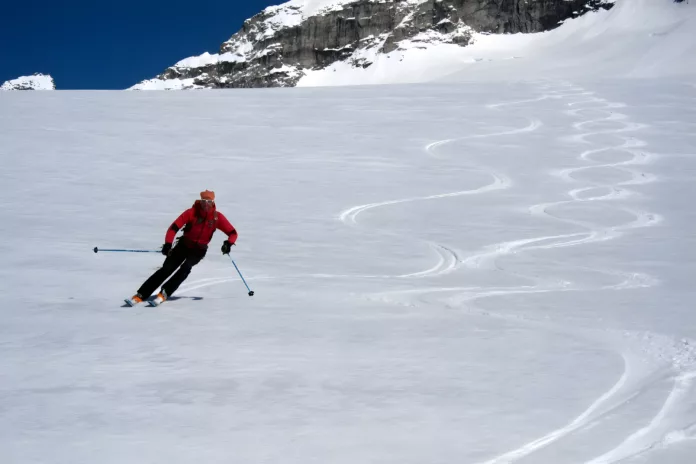 Skifahrer bei einer Firnabfahrt