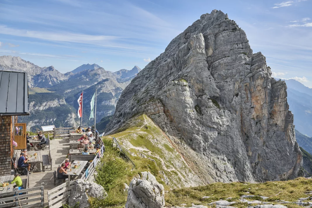 Die Passauer Hütte (2.023 m) bietet sich auf der 14. Etappe als Einkehrstopp an © Daniel Roos