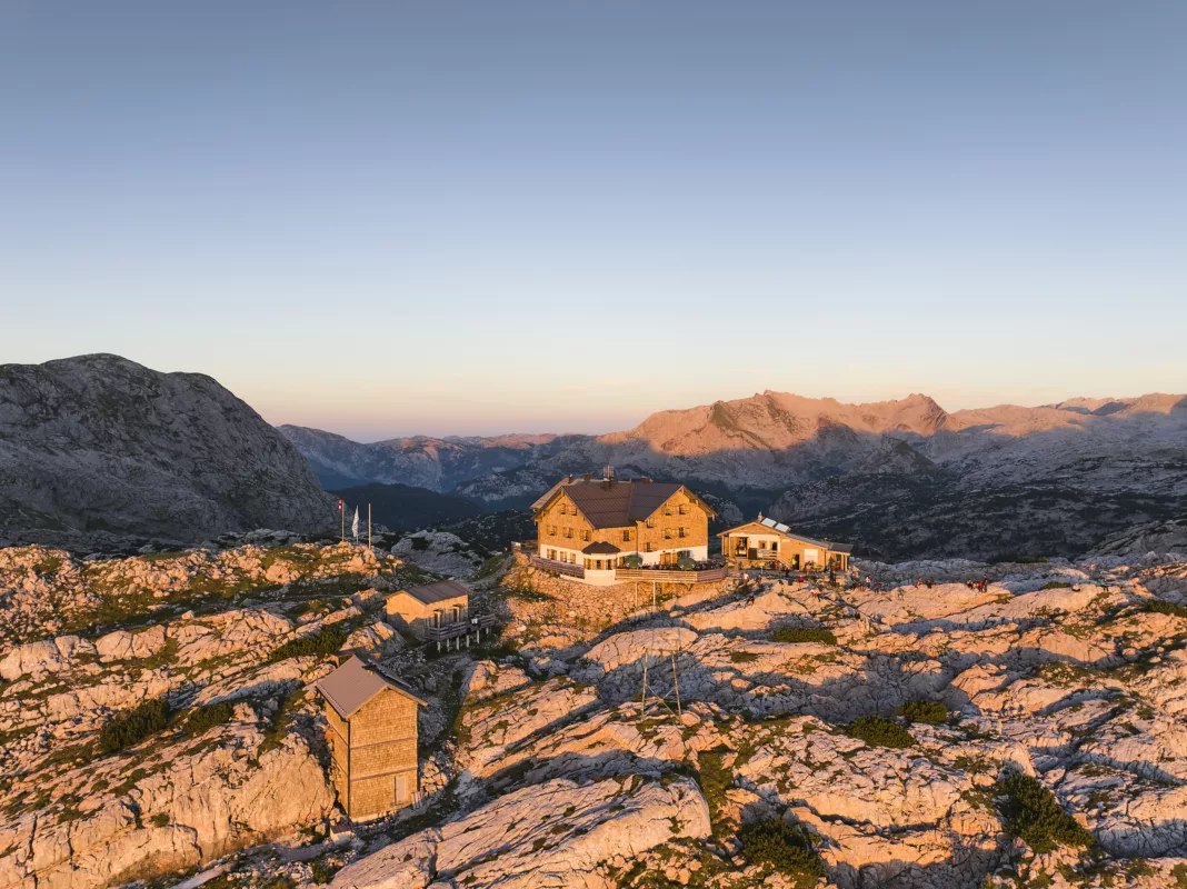 Der perfekte Platz für Sonnenuntergänge: das Ingolstädter Haus (2.119 m) © Daniel Roos