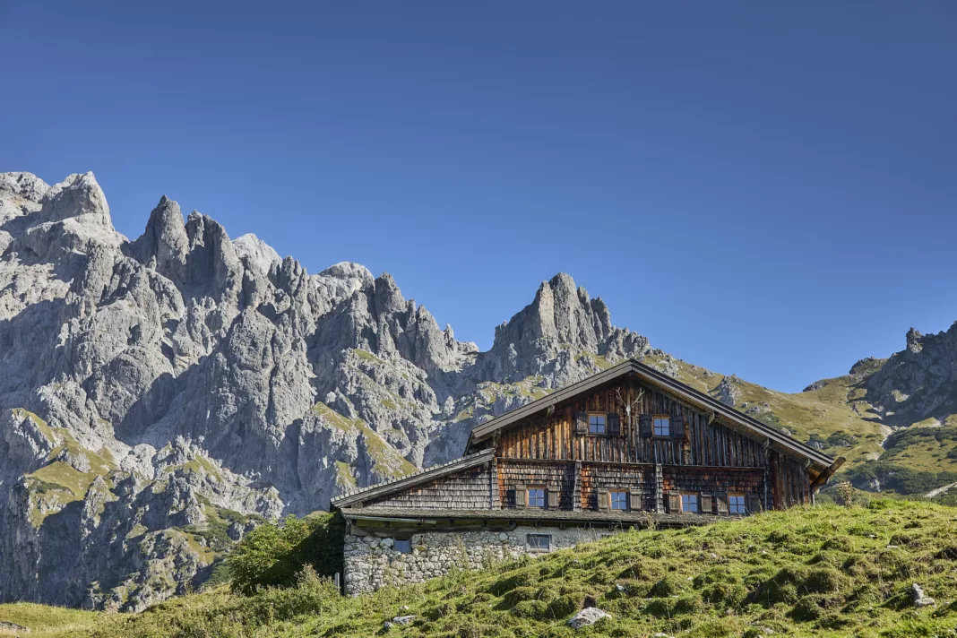 Auf der 6. Etappe kommt man bei der Erichhütte (1.545 m) am Fuß des Hochkönigs vorbei © Daniel Roos