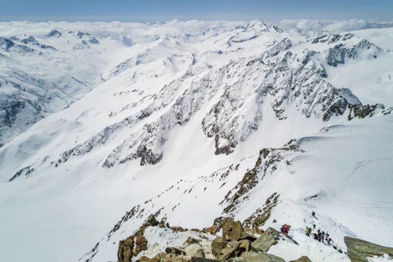 Der Gipfelgrat der Wildspitze mit dem Skidepot