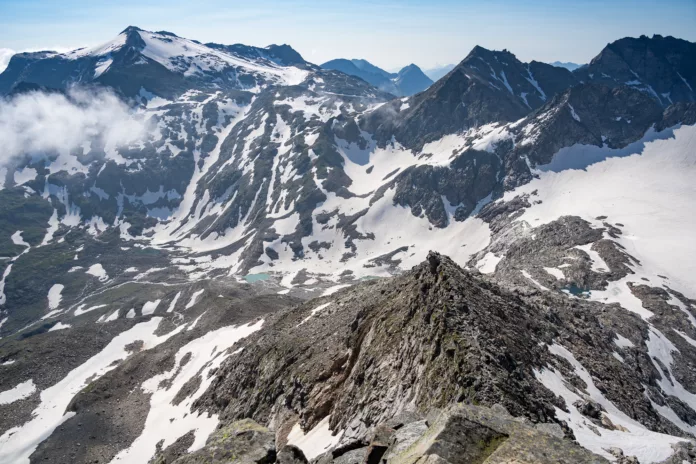 Blick zurück auf den unteren Bereich des Gipfelgrats vom Hohen Sonnblick