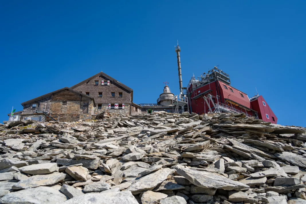 Das Zittelhaus und die Wetterstation am Gipfel des Hohen Sinnblicks