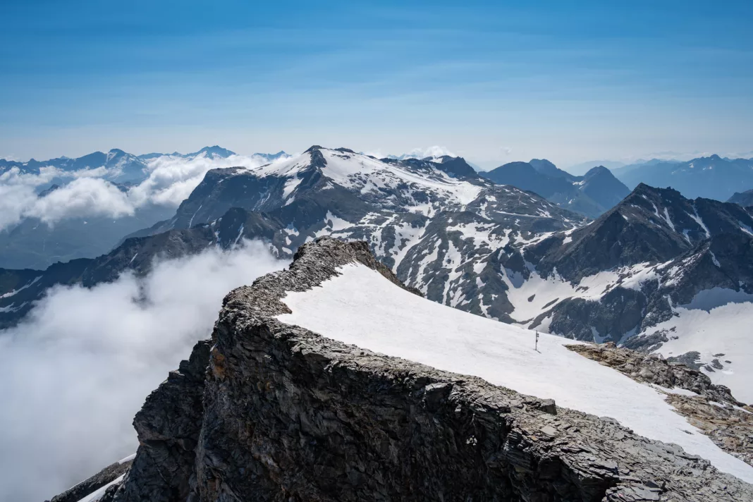 Blick vom Gipfel zurück auf den oberen, flachen Teil des Gipfelgrats