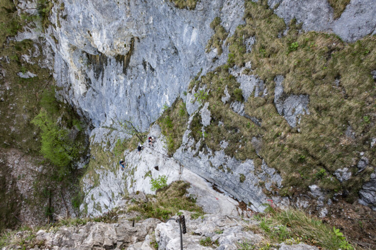 Die ersten Meter des Klettersteigs; links unten erkennt man die Leitern