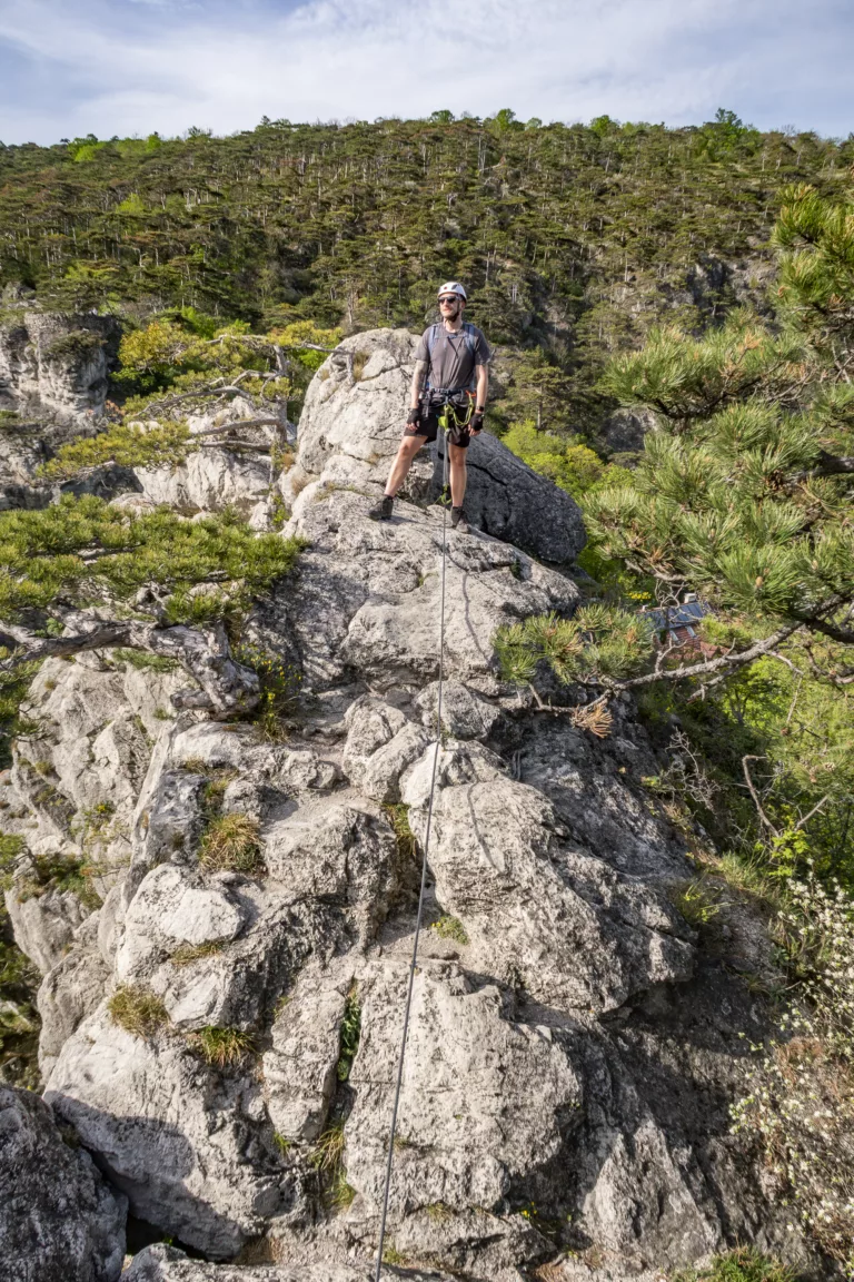 Am Grat im ersten Teil des Klettersteigs mit Blick zum zweiten Teil