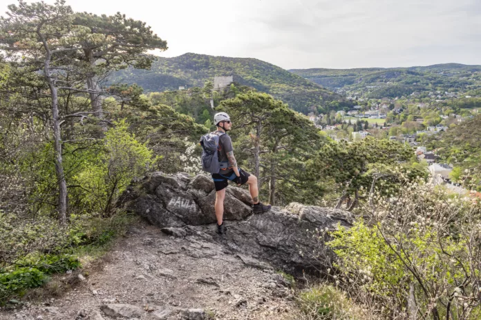 Ausstieg Schöner Rastplatz beim Ausstieg des Mödlinger Klettersteigs mit Blick auf die Burgruine Mödling