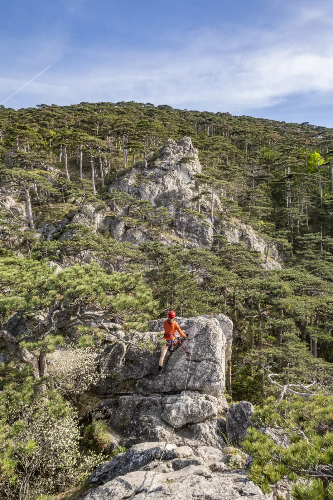 Am Grat im ersten Teil des Klettersteigs mit Blick zum zweiten Teil