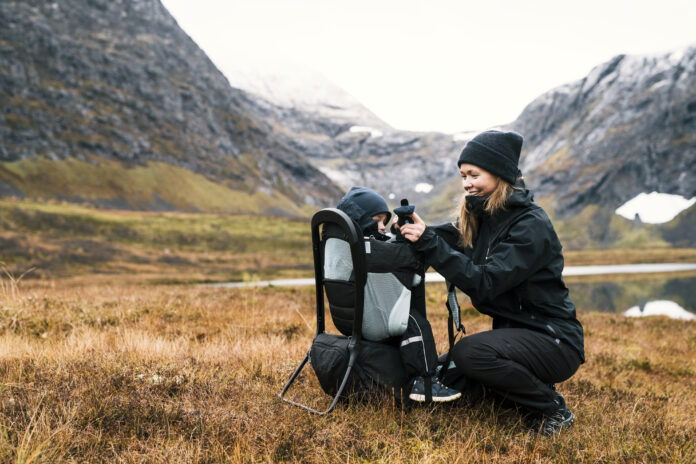 Wanderer mit Baby in einer Kraxe in Norwegen