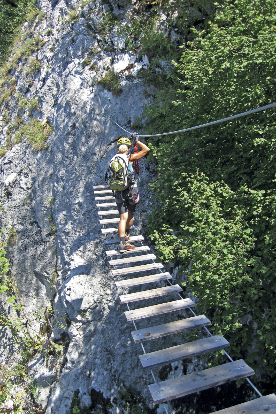 Schöne Holzsteg Brücke gegen Ende des Klettersteigs © Kurt Schall Verlag