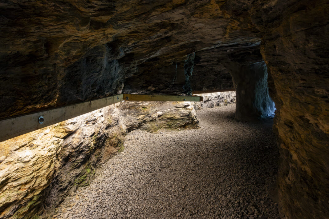 Der beleuchtete Tunnel in der Gadaunerer Schlucht