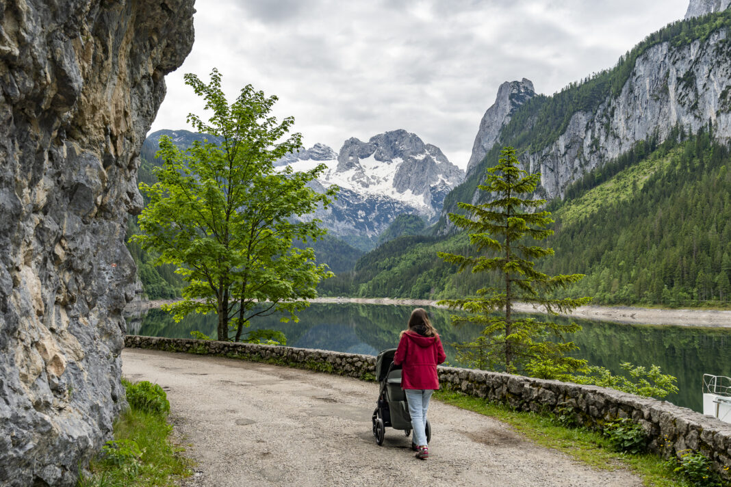 Anfangs ist die Straße noch asphaltiert