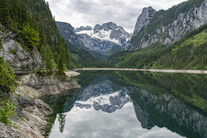 Der Vordere Gosausee mit dem Dachstein im Hintergrund