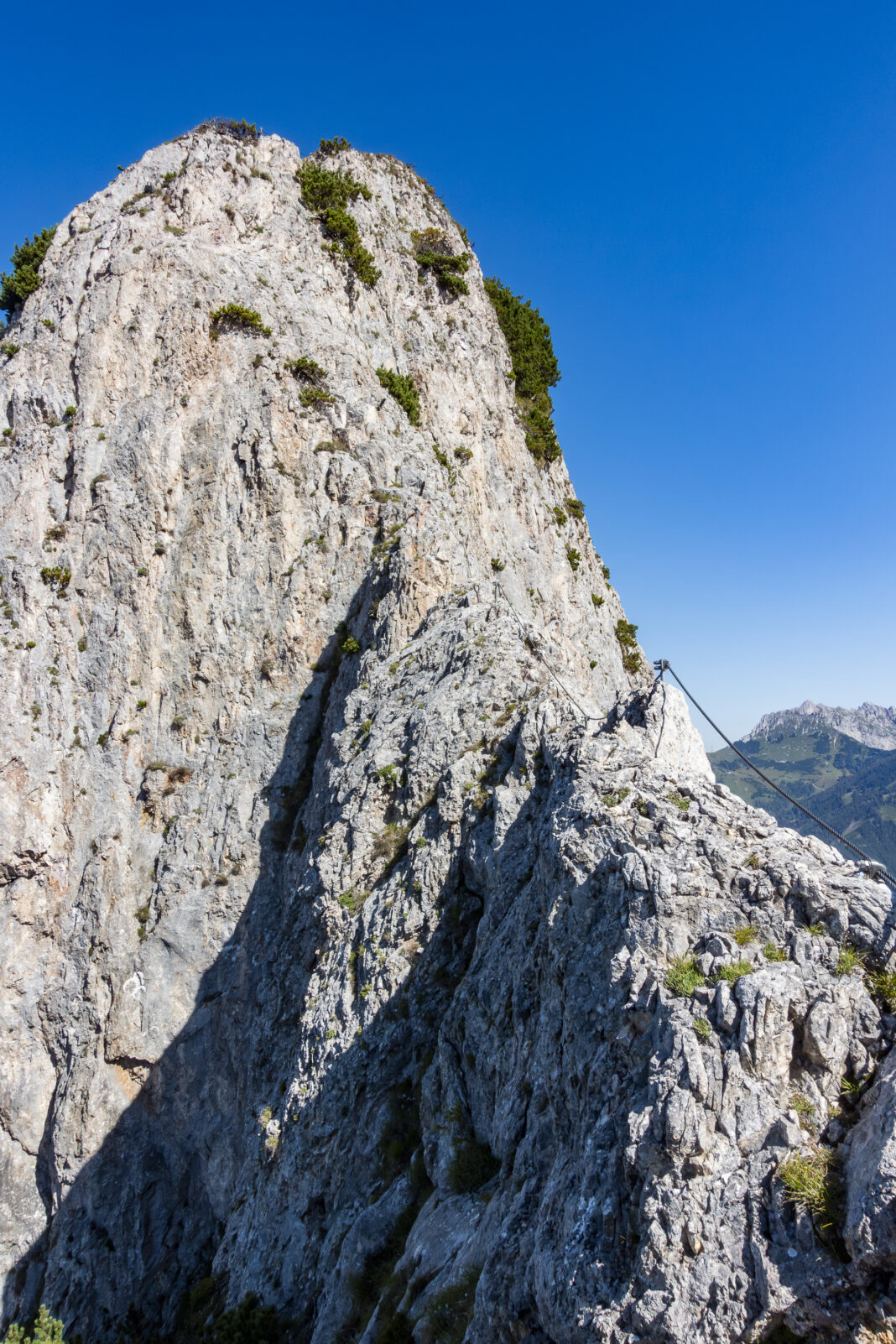 Nach einer kurzen Gratpassage folgt eine Steilstufe