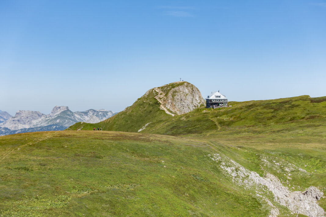 Die Reichensteinhütte mit dem Gipfel im Hintergrund