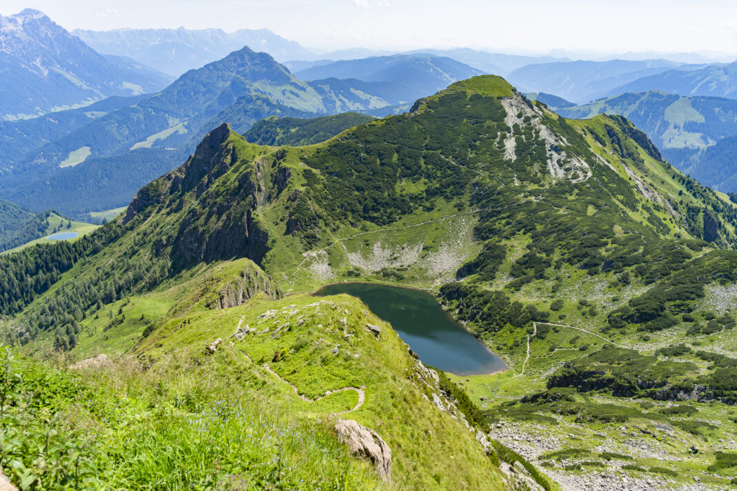 Blick vom Gipfel des Wildseeloders hinunter zum Wildsee