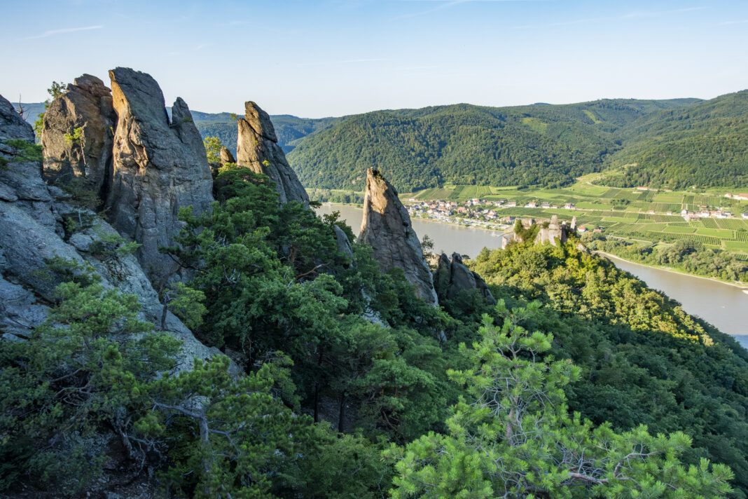 Einzigartige Felsformation mit der Ruine Dürnstein im Hintergrund