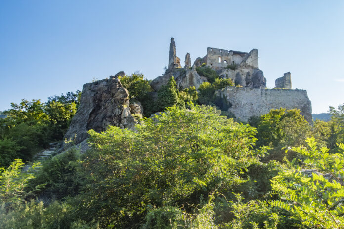 Blick von unten auf die Burgruine Dürnstein