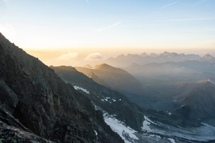 Blick vom Stüdlgrat zur Erzherzog-Johann-Hütte