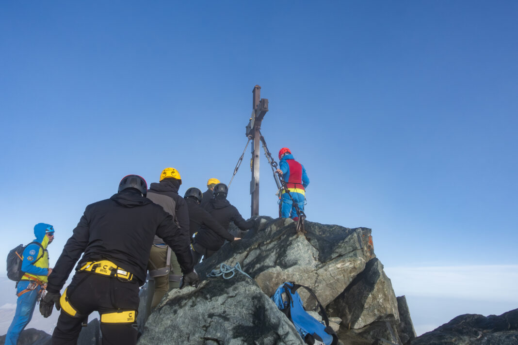 Reges Treiben am Gipfel des Großglockners