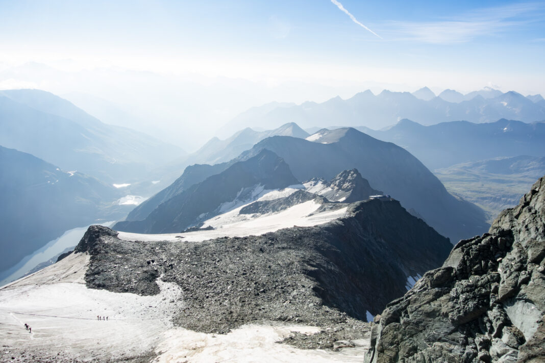 Blick vom Glocknerleitl zur Erzherzog-Johann-Hütte (auf dem dunklen Felsvorsprung)