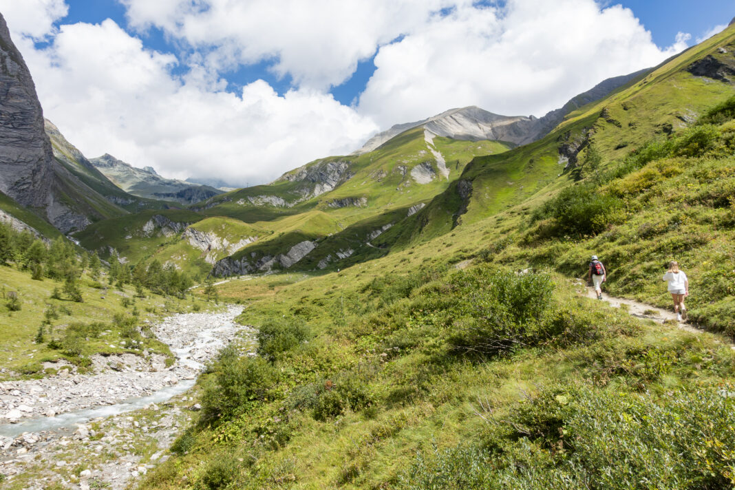 Wanderweg zur Stüdlhütte; hinten würde man den Glockner sehen, wenn keine Wolken wären